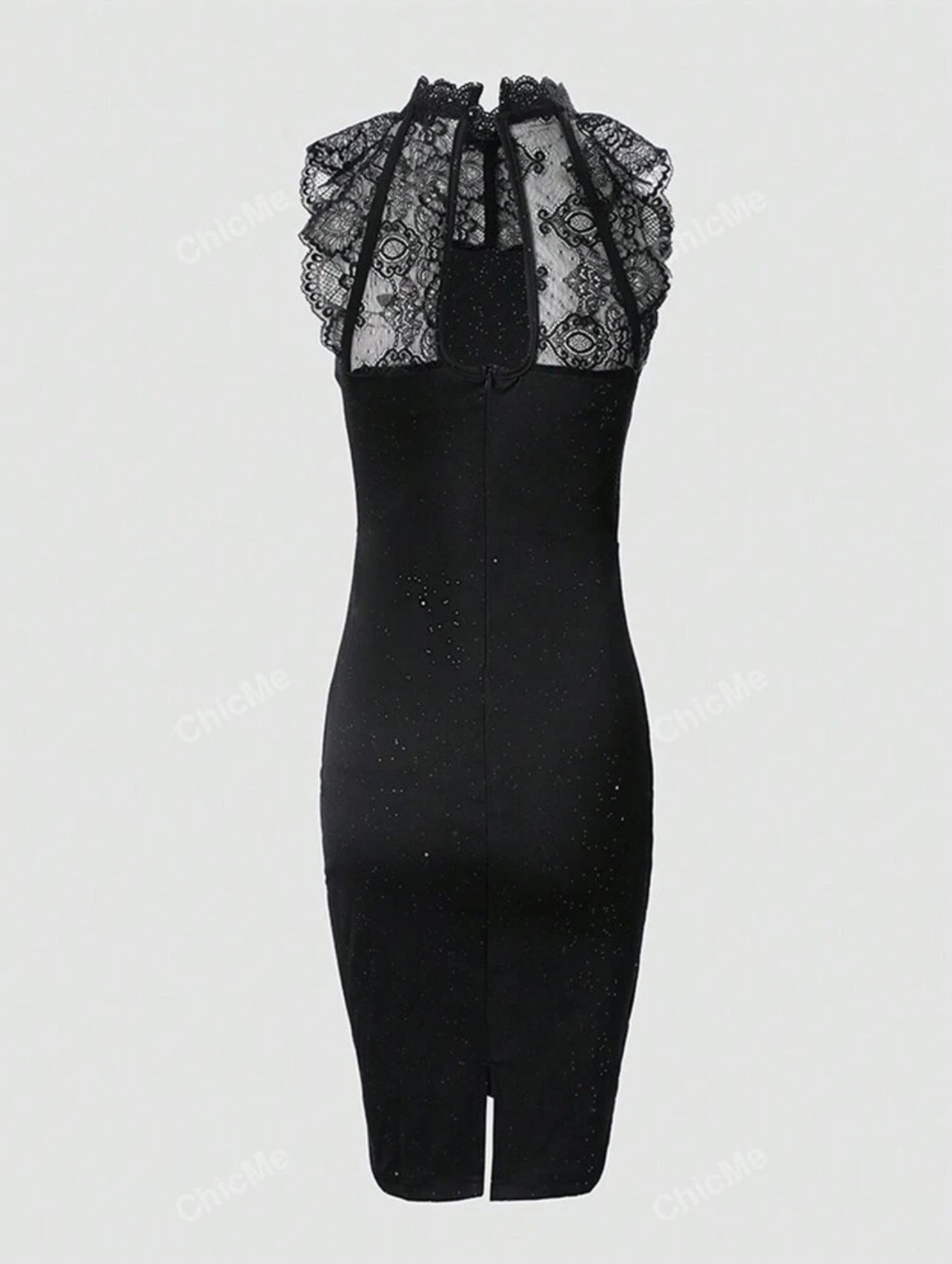 Vestido de encaje negro con detalles de pedrería