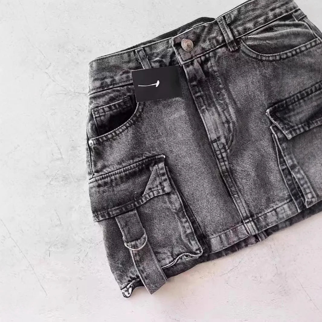 Minifalda Cargo de Mezclilla Negra con Bolsillos – Estilo Urbano
