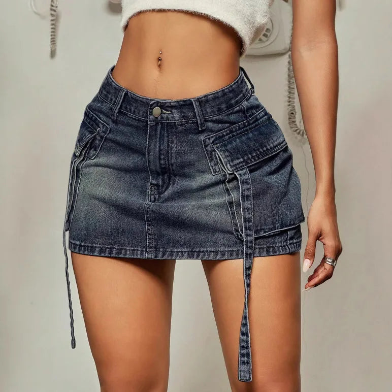 Falda Corta de Denim con Diseño Moderno y Cordones Laterales