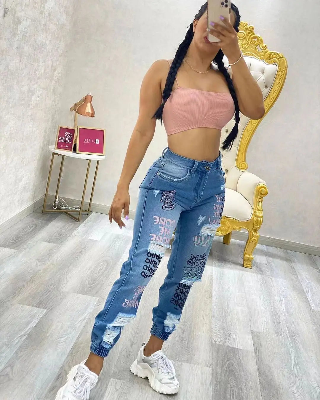 Jeans Entubados Azul con Estampado de Letras y Desgastado