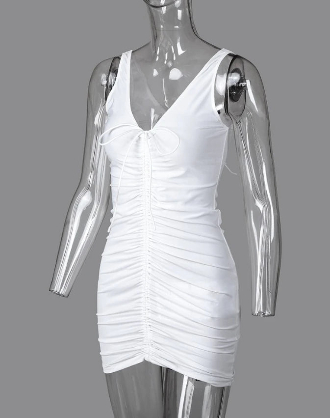 Minivestido blanco ajustado con escote en V y detalle fruncido