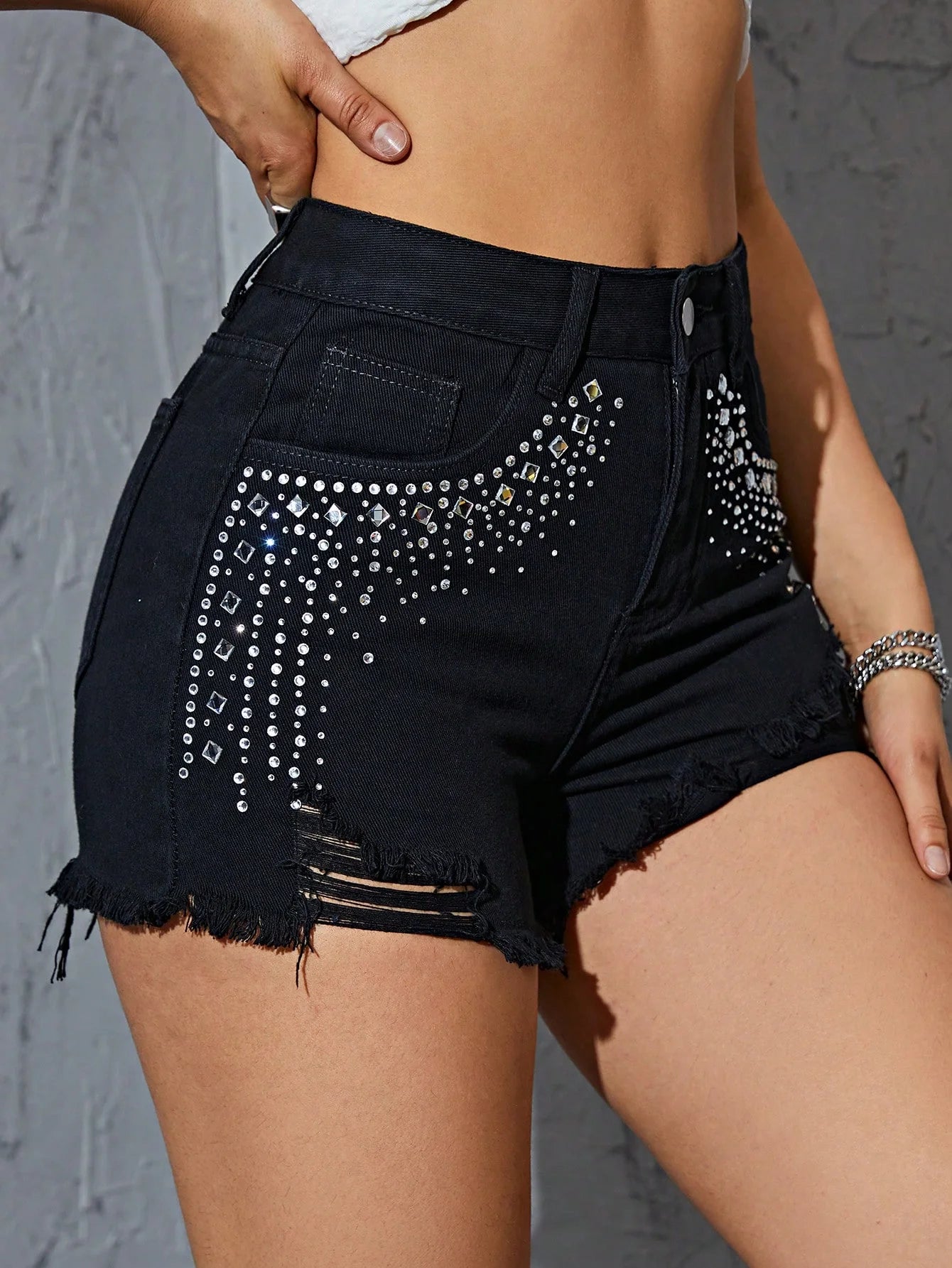 ✨Short de Mezclilla Negro con Brillos y Deshilado – Estilo Urbano✨