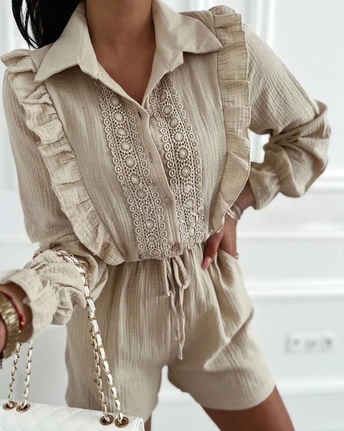Mono corto elegante con escote en V y tirantes finos – Casual