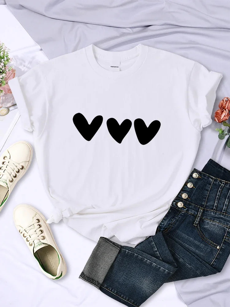 Camiseta Casual con Estampado de Corazones – Algodón Suave y Transpirable
