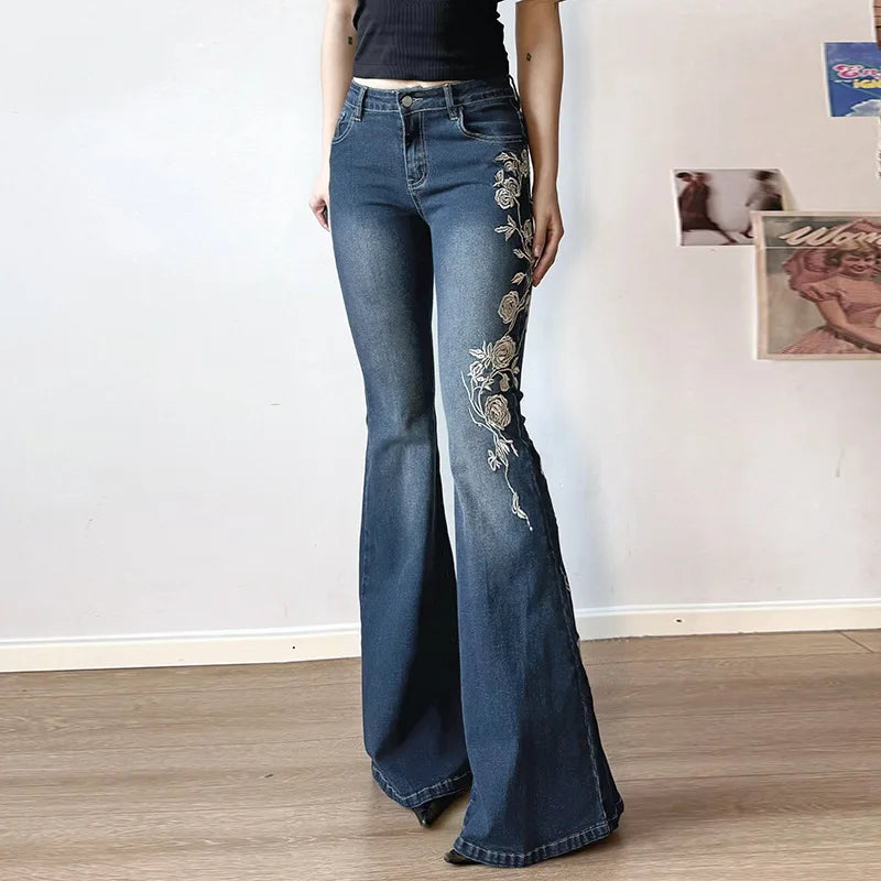 Pantalón vaquero acampanado con bordado y cintura baja – Corte de bota estilo vintage