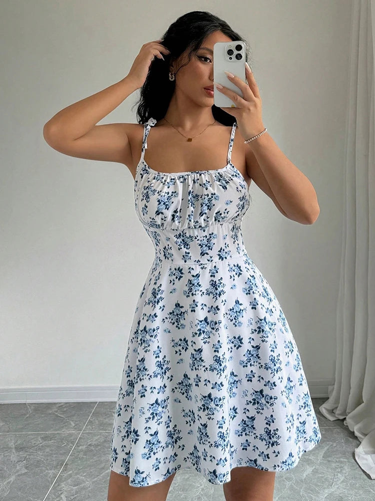 Vestido corto floral con tirantes finos para verano