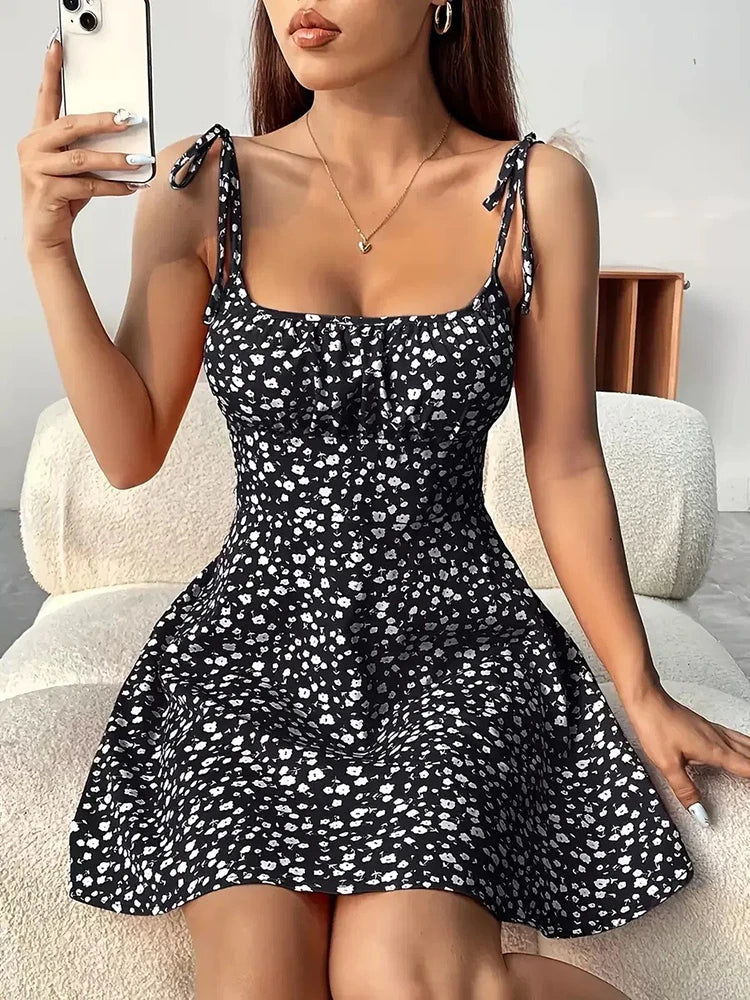 Vestido corto floral con tirantes finos para verano