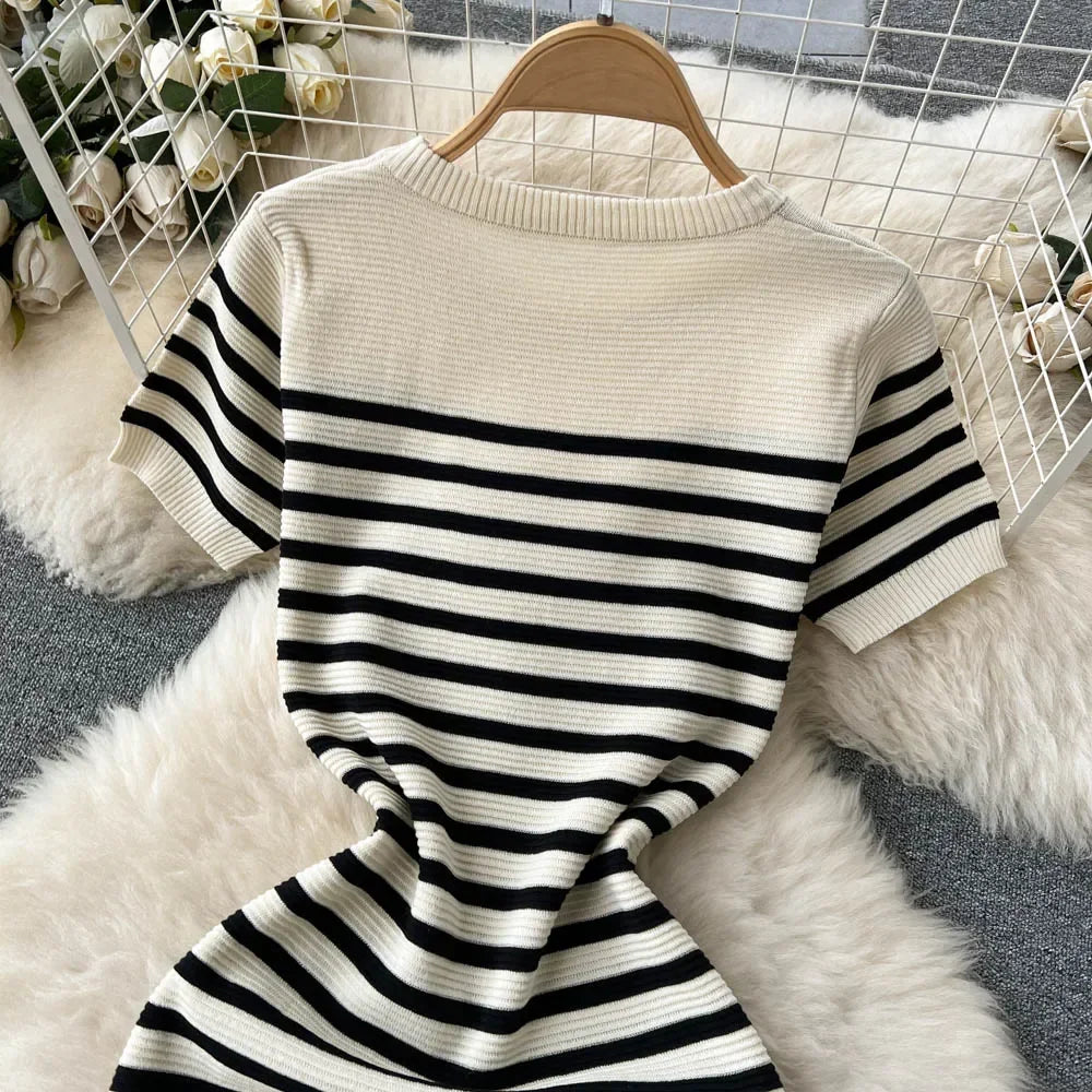Vestido midi de rayas con cuello redondo y manga corta