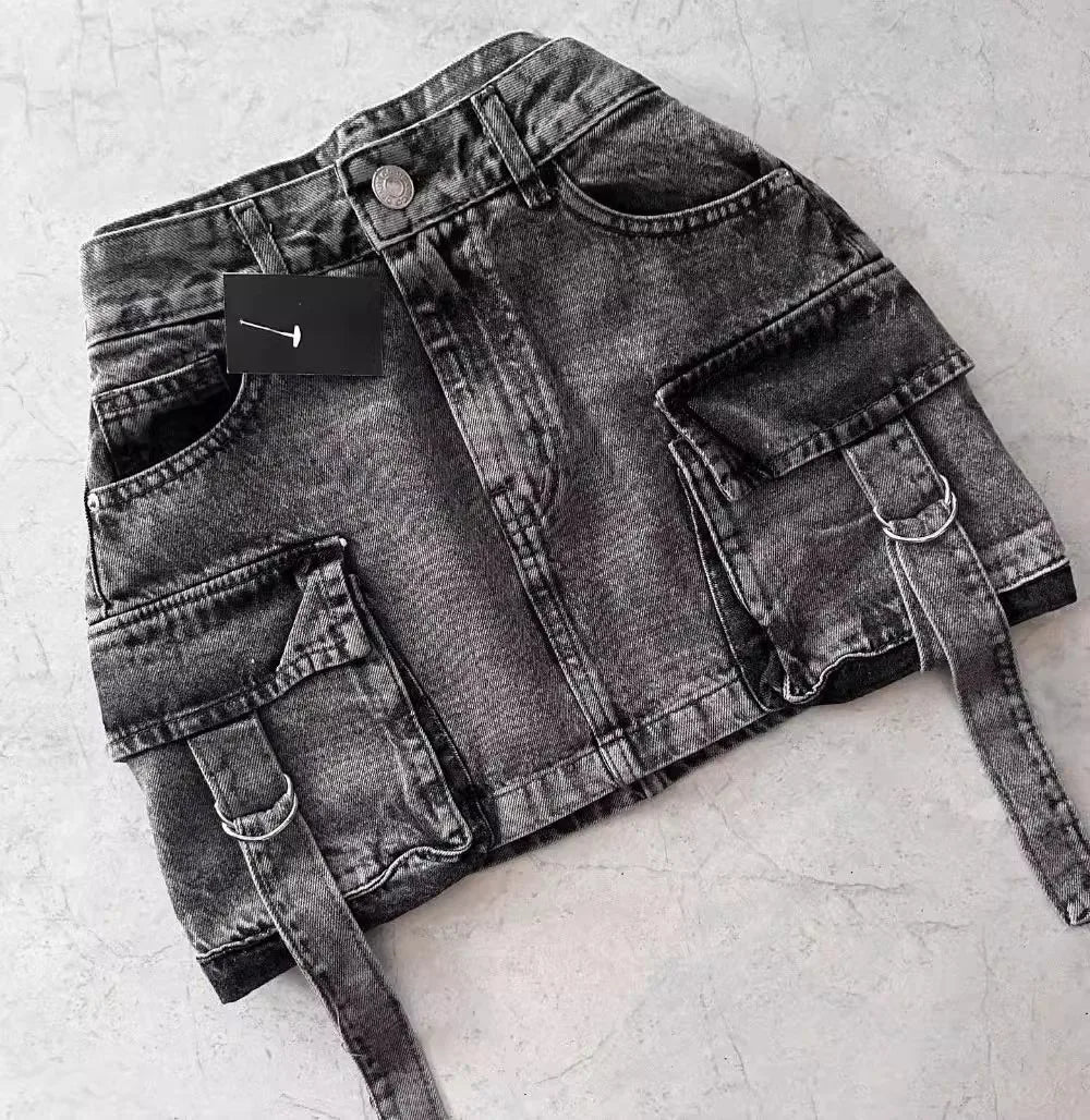 Minifalda Cargo de Mezclilla Negra con Bolsillos – Estilo Urbano