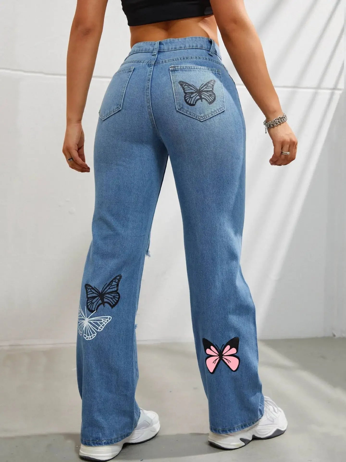 Jeans Rectos Azul con Estampado de Mariposas y Desgastes