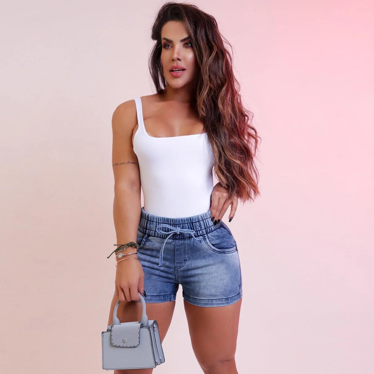 Short de Mezclilla para Mujer – Ajustado con Cintura Media y Cordón Plisado