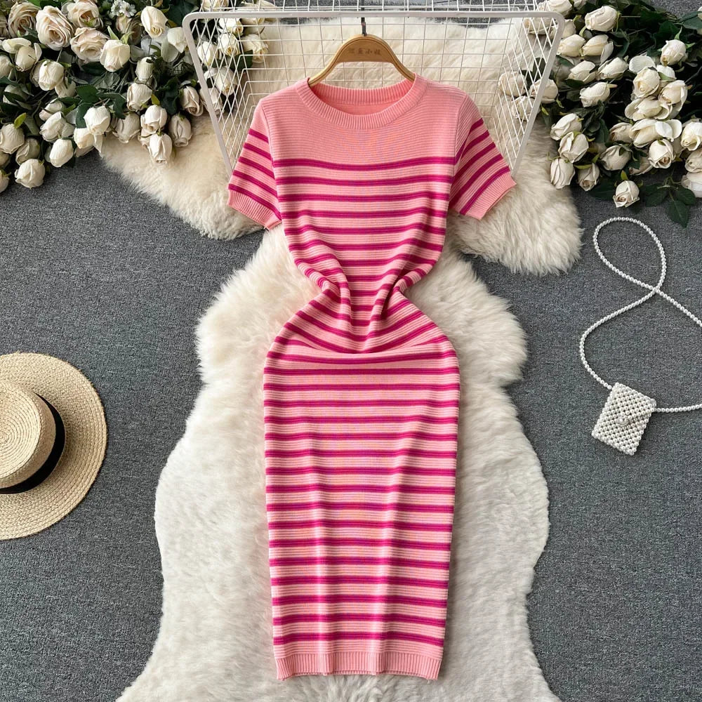 Vestido midi de rayas con cuello redondo y manga corta