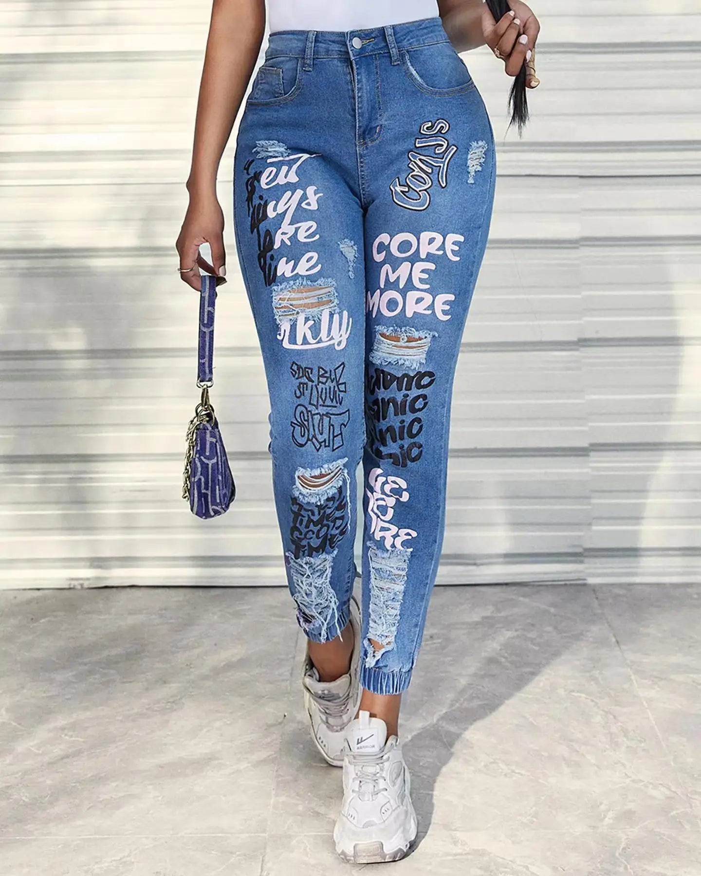 Jeans Entubados Azul con Estampado de Letras y Desgastado