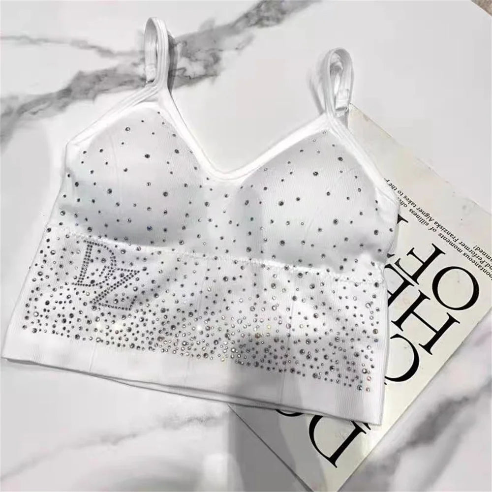 Top corto con brillos y tirantes finos – estilo deportivo y sexy