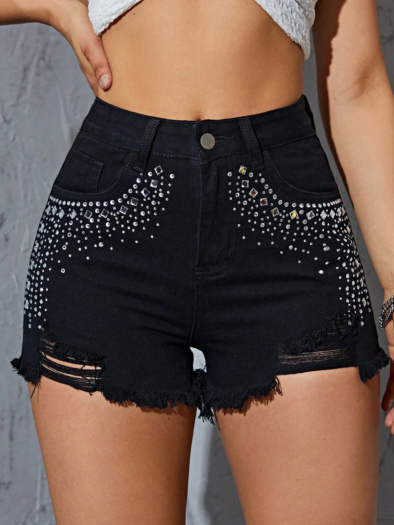 ✨Short de Mezclilla Negro con Brillos y Deshilado – Estilo Urbano✨