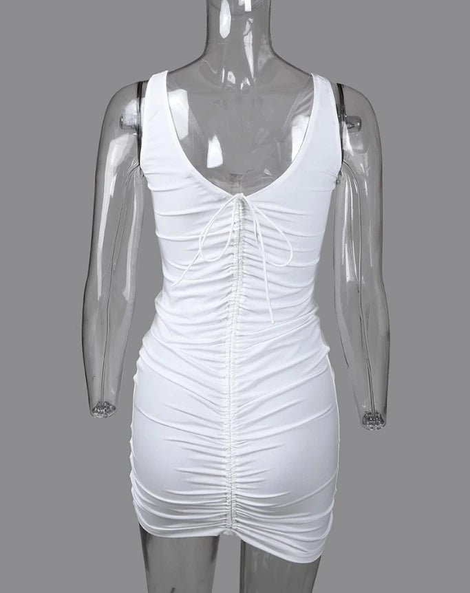 Minivestido blanco ajustado con escote en V y detalle fruncido