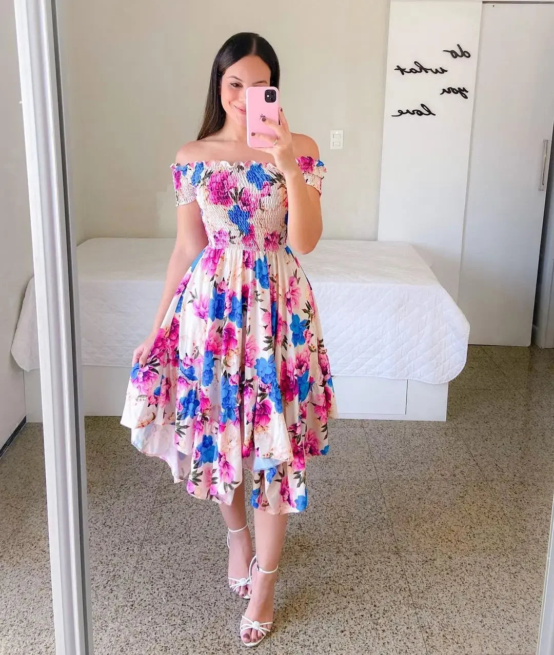 Vestido de verano con estampado floral y hombros descubiertos
