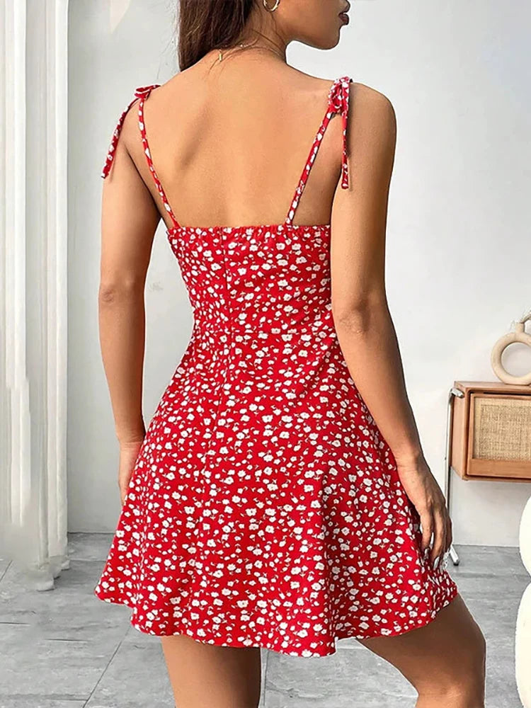 Vestido corto floral con tirantes finos para verano