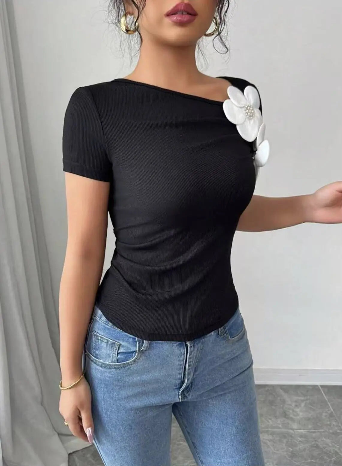 Camiseta negra elegante con flor 3D en el hombro – Manga corta de estilo sofisticado 🌸🖤✨