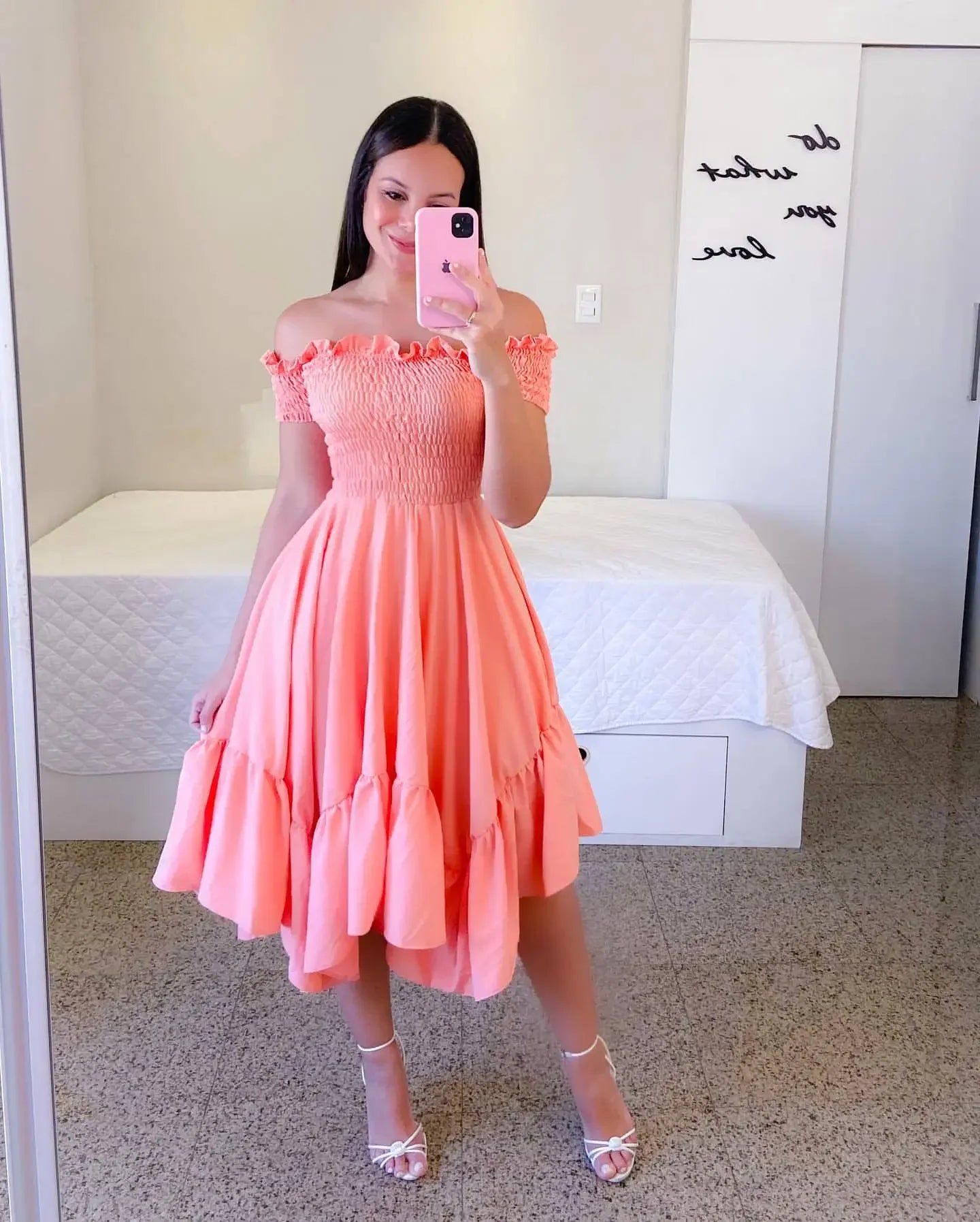 Vestido de verano con estampado floral y hombros descubiertos