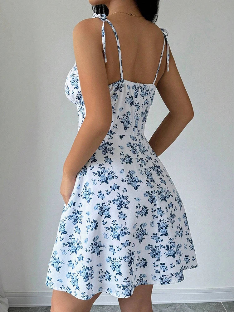 Vestido corto floral con tirantes finos para verano