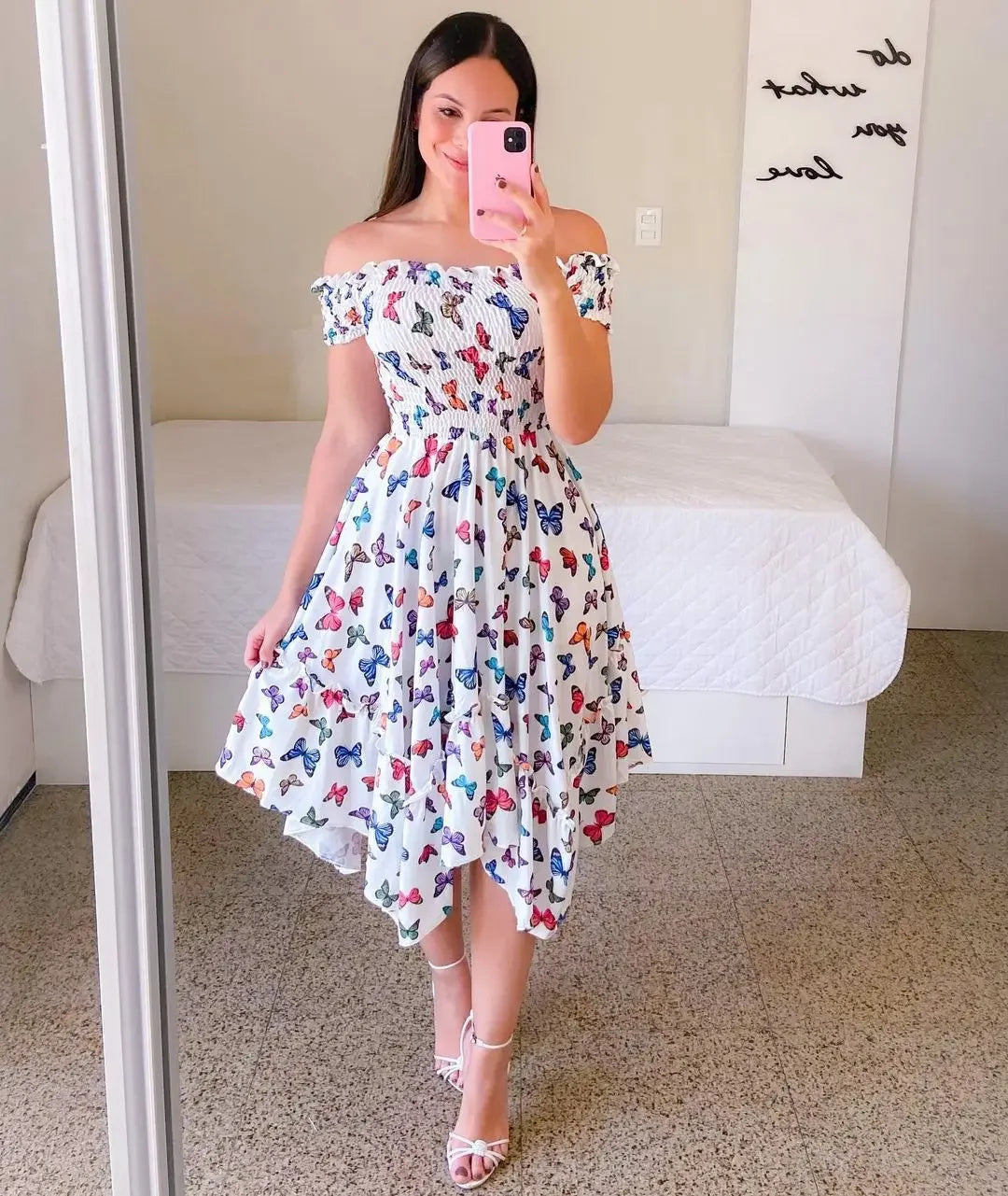 Vestido de verano con estampado floral y hombros descubiertos