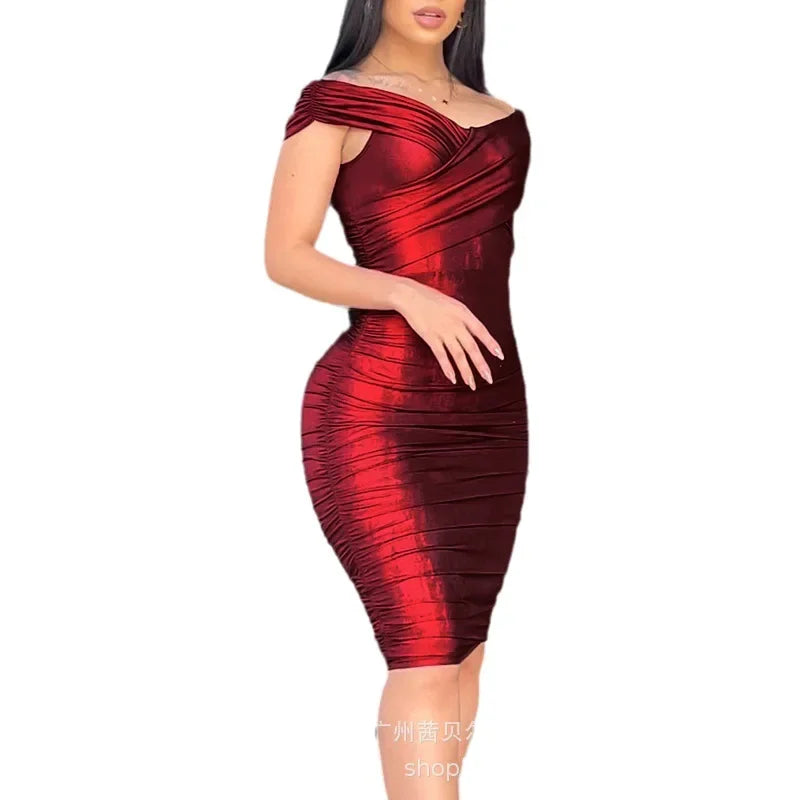 Vestido de noche ajustado con cuello oblicuo y pliegues elegantes