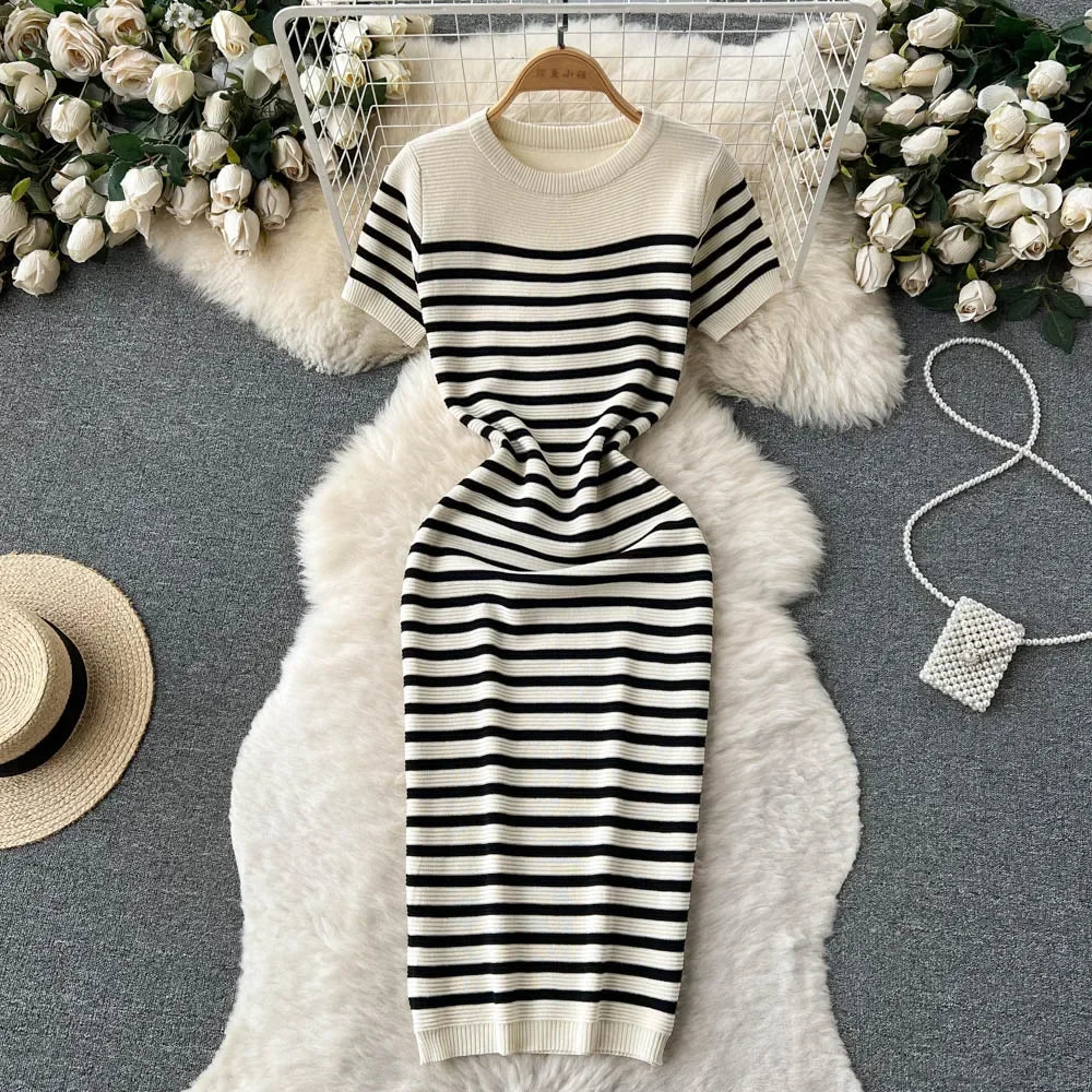 Vestido midi de rayas con cuello redondo y manga corta