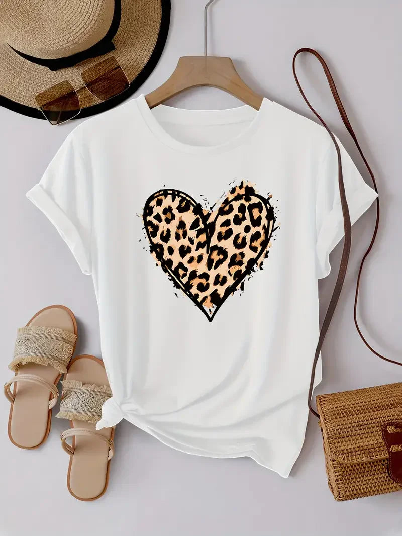 Camiseta con corazón de estampado leopardo – top gráfico casual para mujer