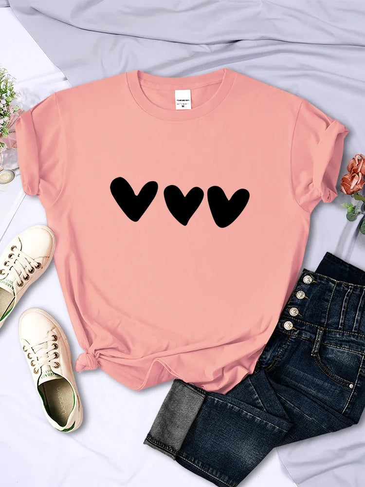 Camiseta Casual con Estampado de Corazones – Algodón Suave y Transpirable