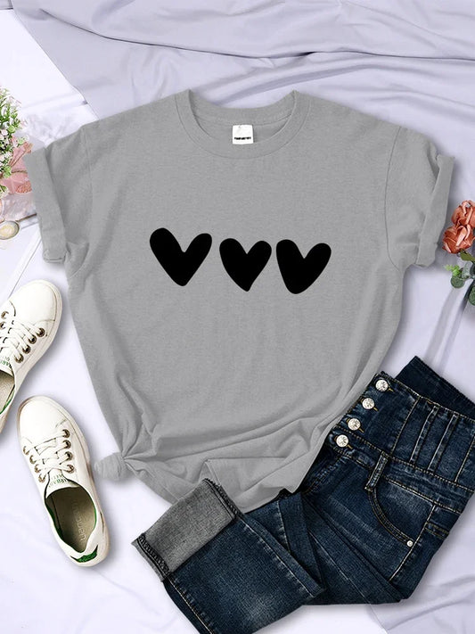 Camiseta Casual con Estampado de Corazones – Algodón Suave y Transpirable