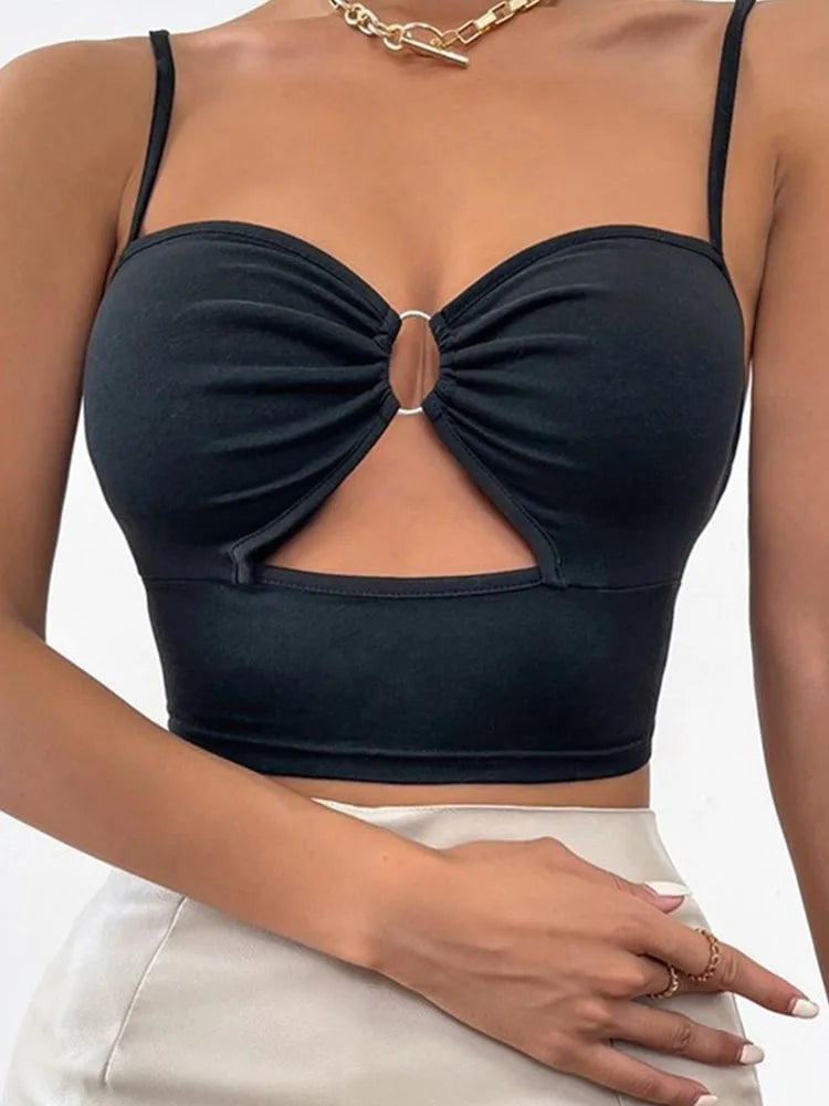 Top corto negro con anillo frontal 🔥 | Camiseta sin mangas ajustada con tirantes finos ✨