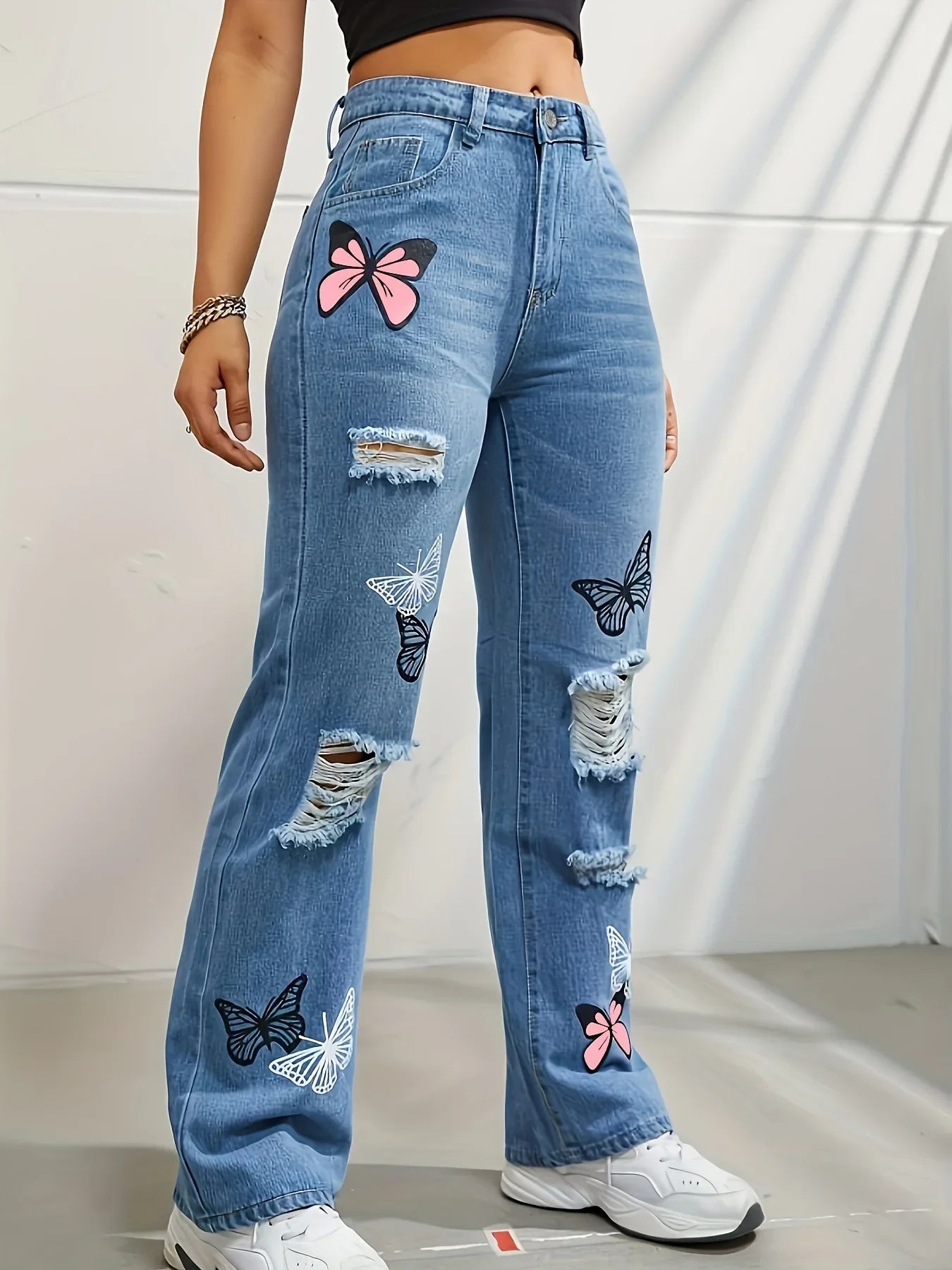 Jeans Rectos Azul con Estampado de Mariposas y Desgastes