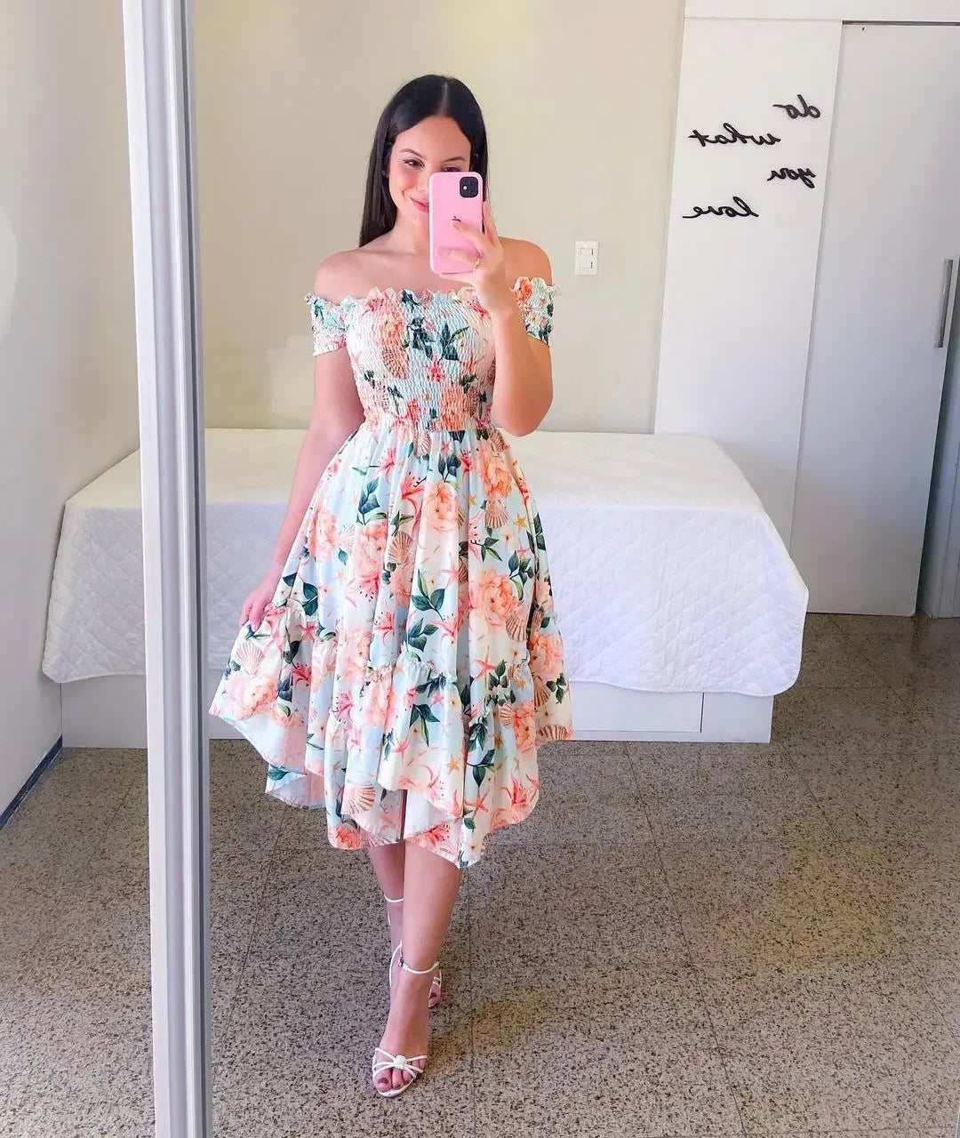 Vestido de verano con estampado floral y hombros descubiertos