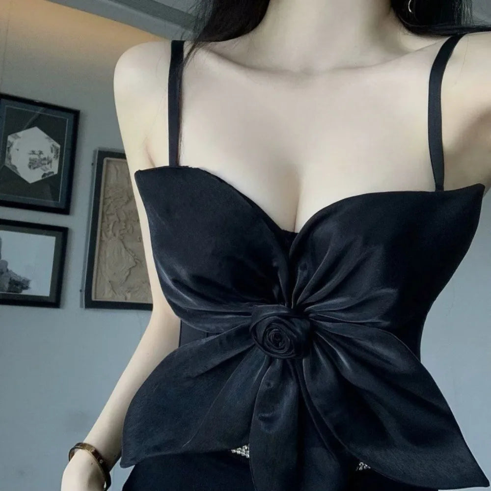 Top Corsé Elegante con Flores 3D – Estilo Socialité Blanco y Negro sin Mangas