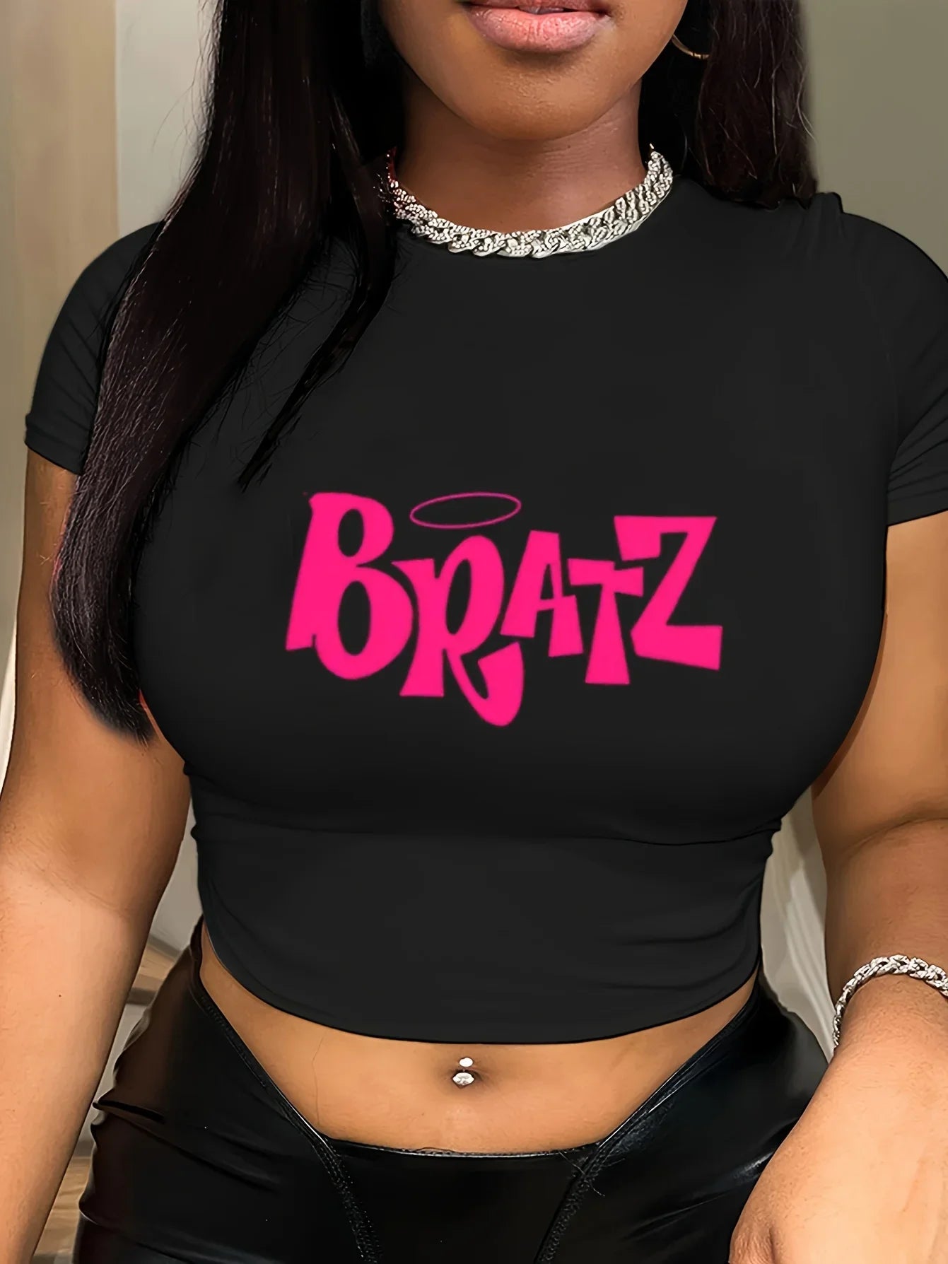 Camiseta ajustada Bratz Y2K – crop top de manga corta con estampado rosa
