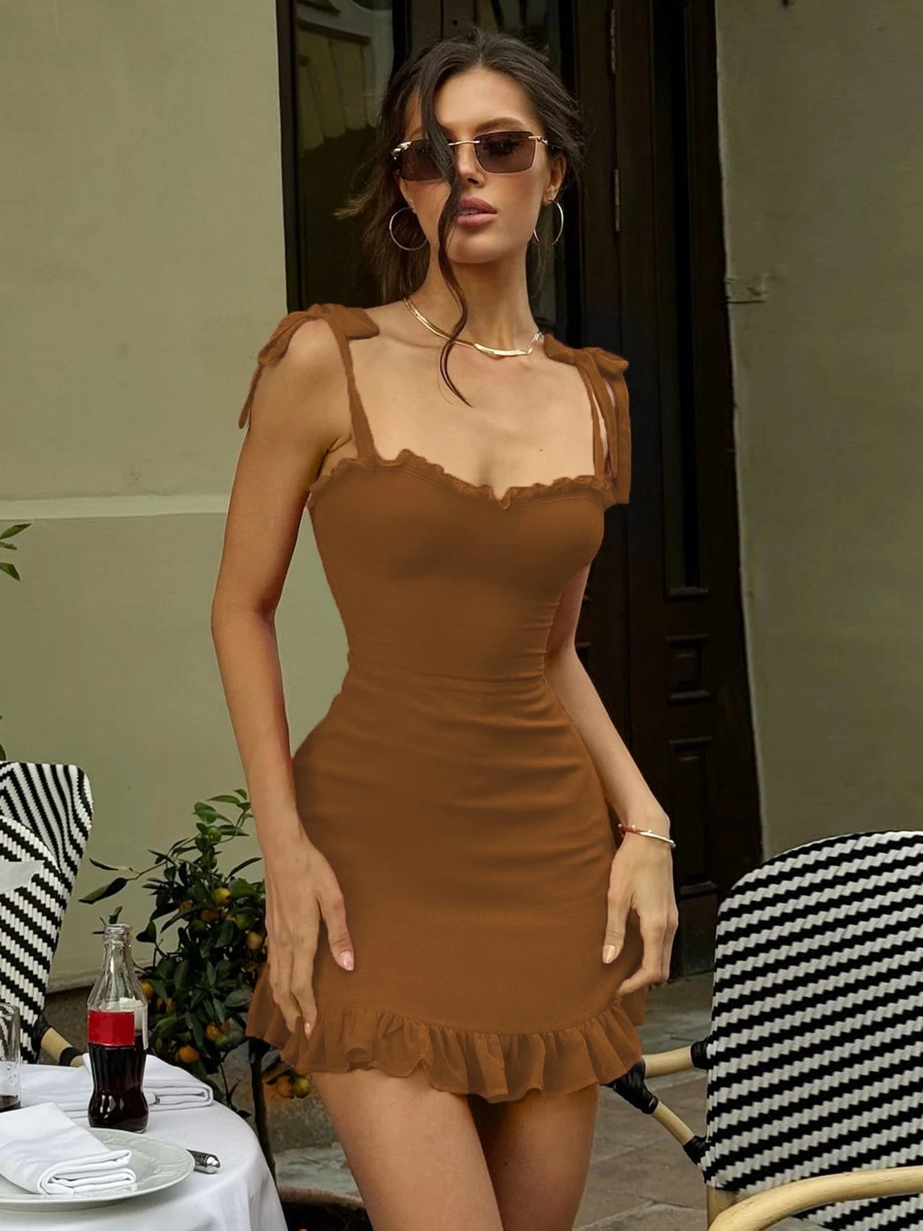 Minivestido ajustado con volantes y espalda descubierta