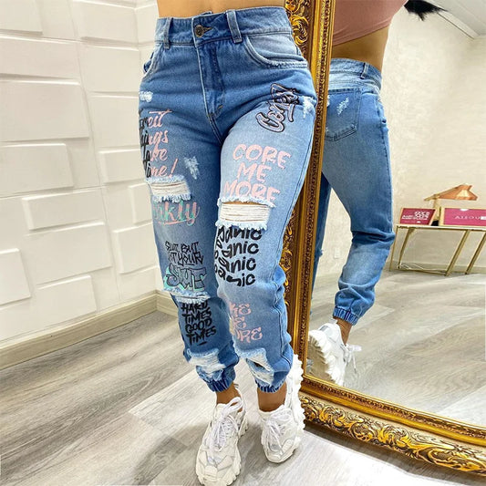 Jeans Entubados Azul con Estampado de Letras y Desgastado