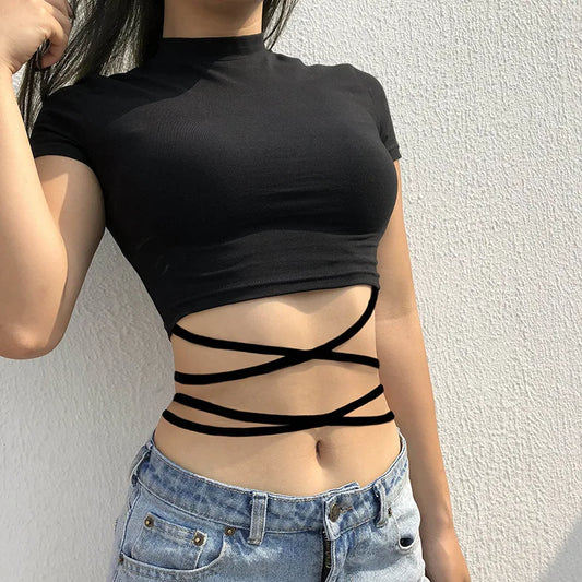 Top corto con cordones cruzados y cuello redondo – Camiseta ajustada de manga corta 🖤✨
