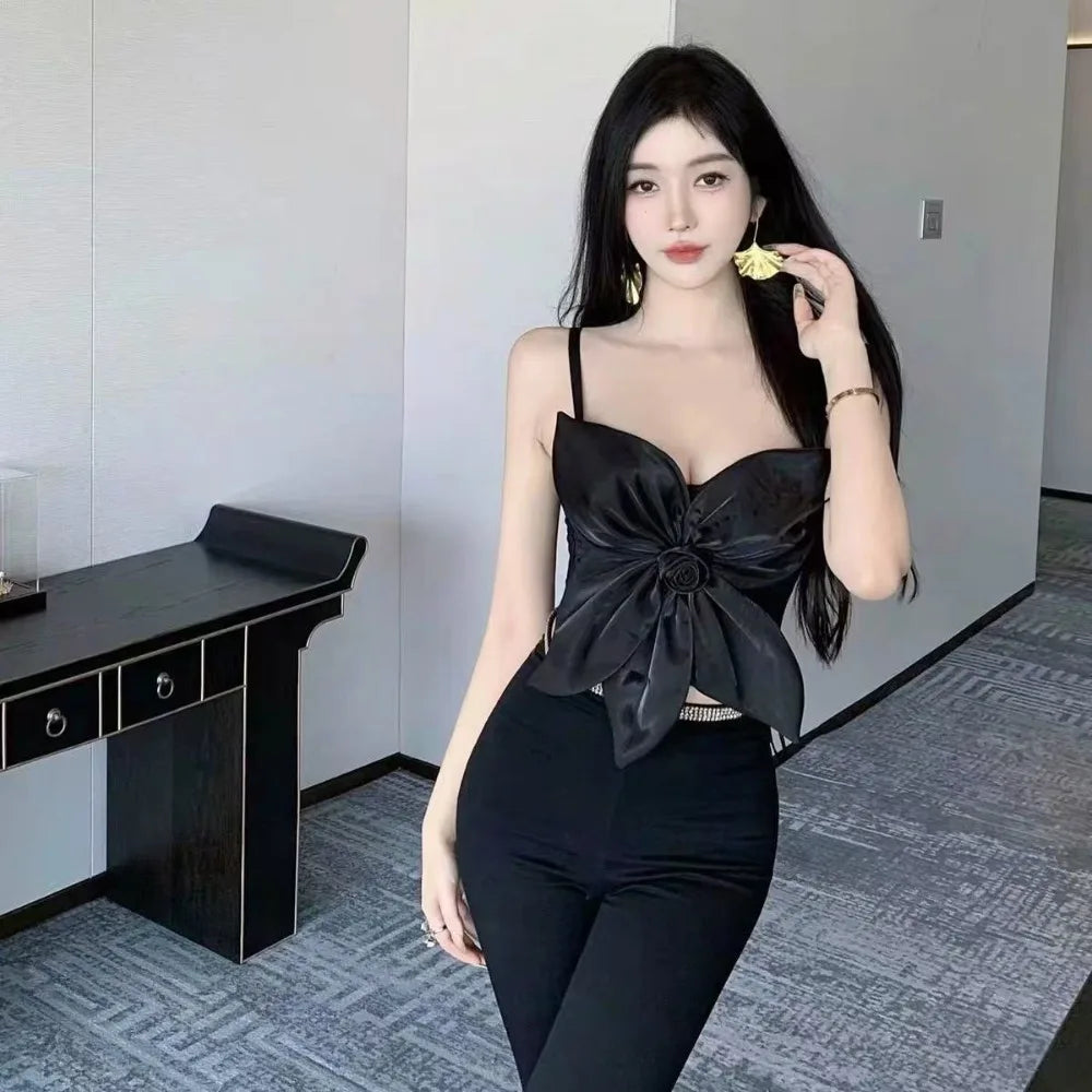 Top Corsé Elegante con Flores 3D – Estilo Socialité Blanco y Negro sin Mangas