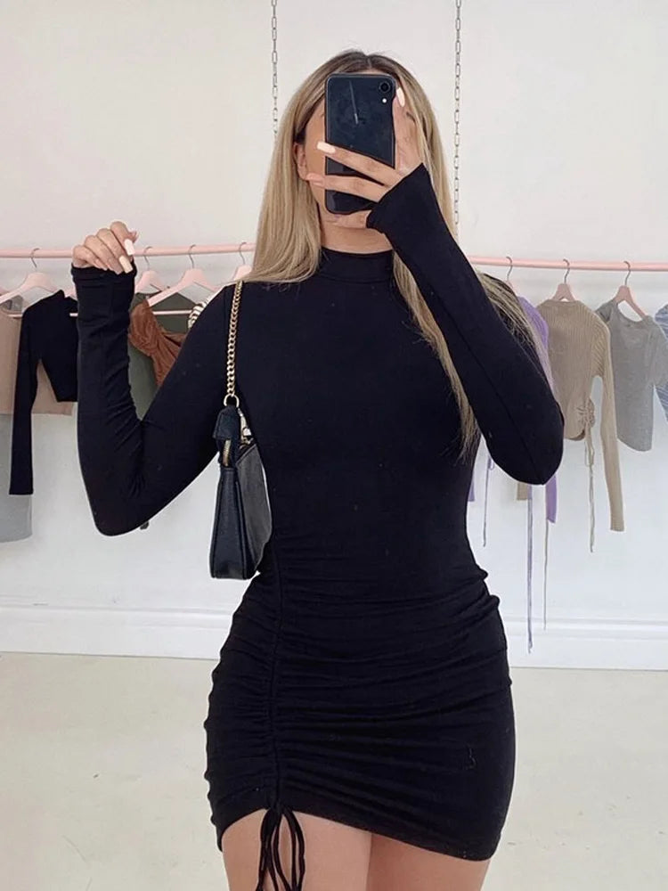 Vestido ajustado de manga larga  con cuello alto y fruncido