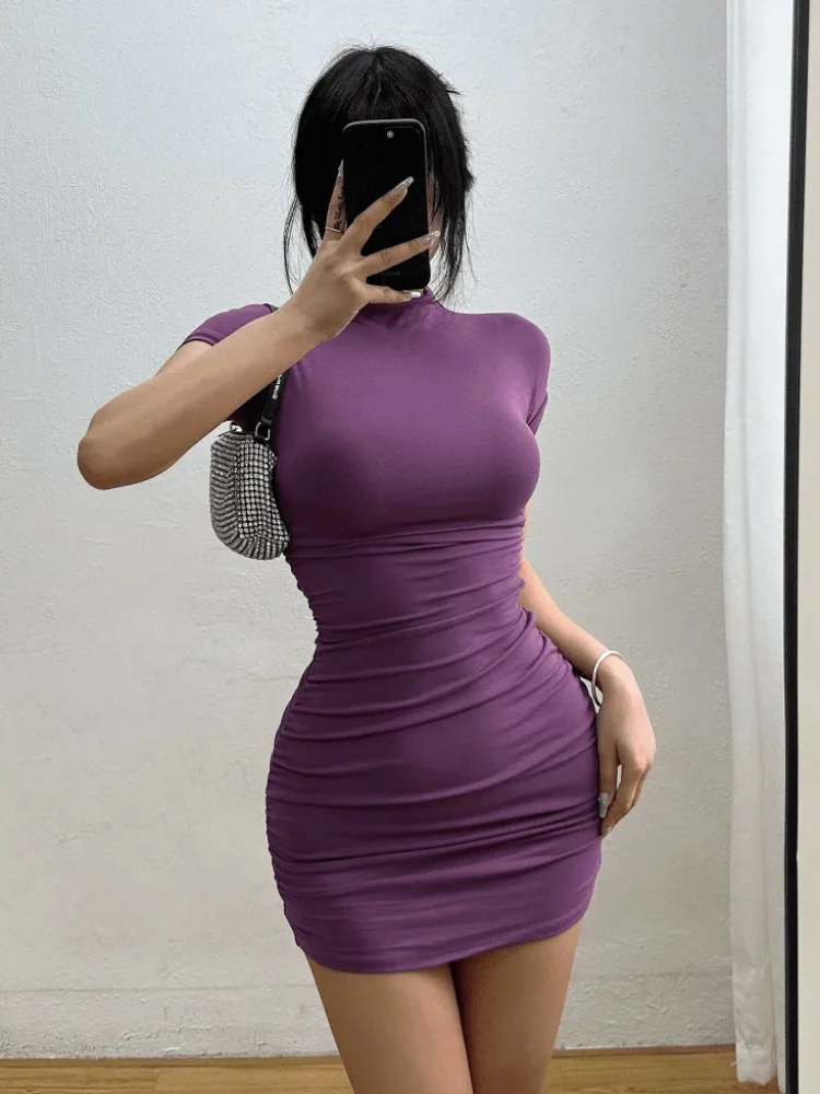 Minivestido ajustado con cuello alto y detalle plisado