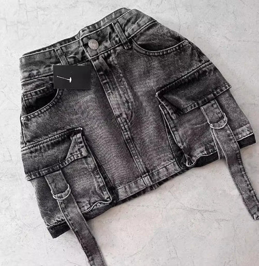 Minifalda Cargo de Mezclilla Negra con Bolsillos – Estilo Urbano