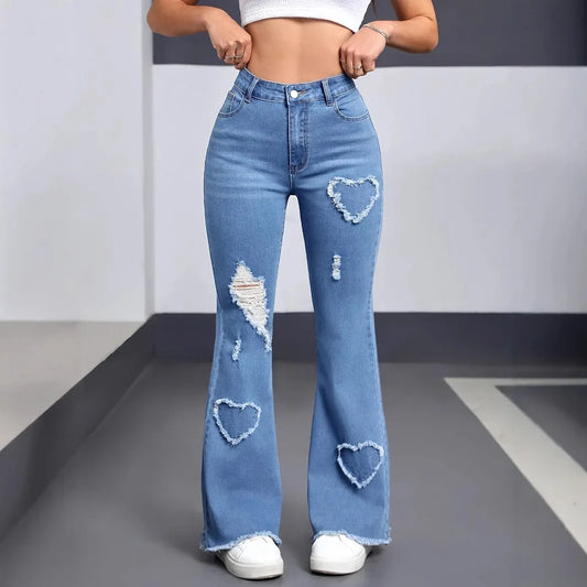 Jeans Acampanados Azul Claro con Desgastes y bordados de corazones