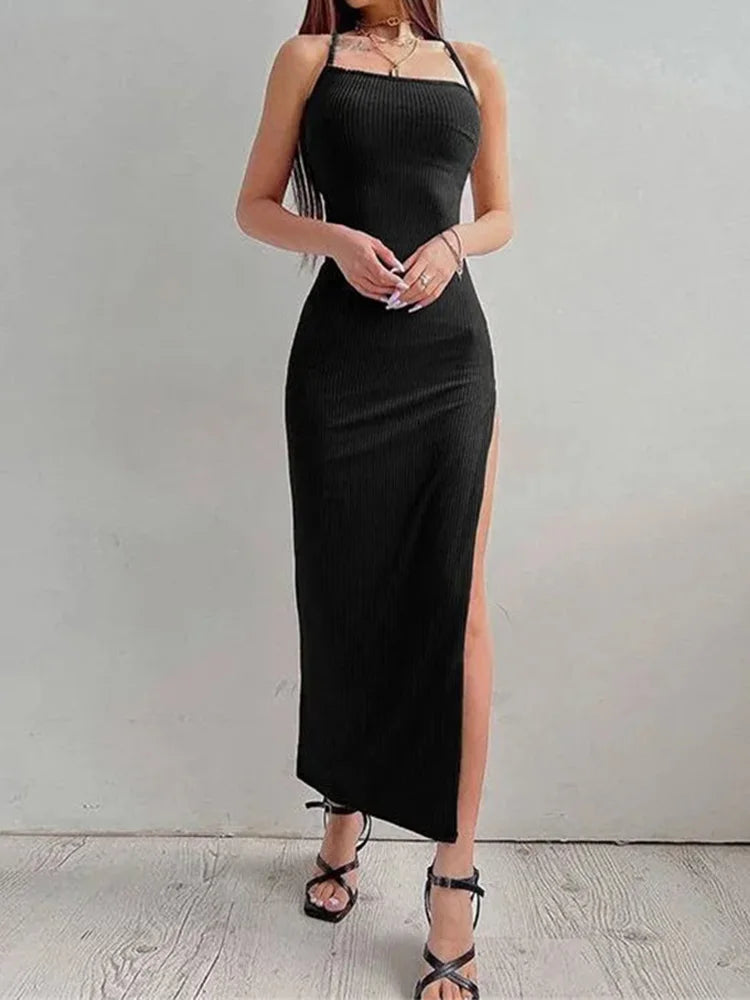 Vestido largo ajustado con cuello halter y abertura lateral