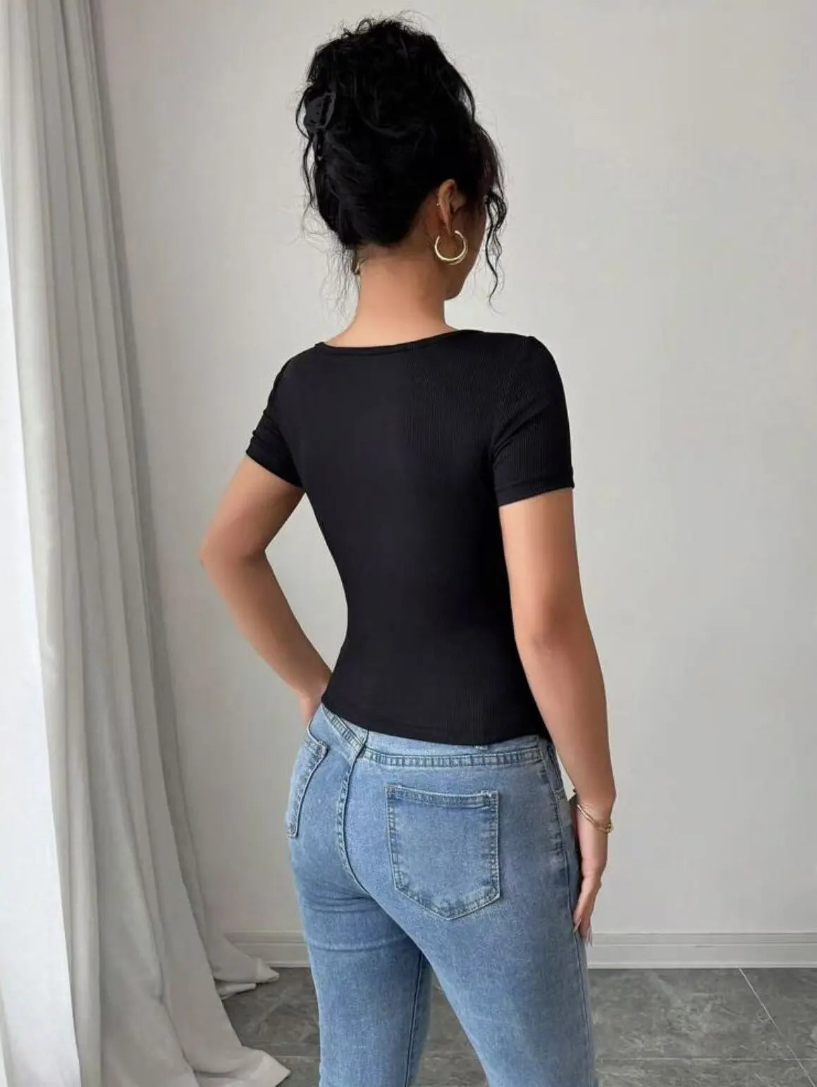 Camiseta negra elegante con flor 3D en el hombro – Manga corta de estilo sofisticado 🌸🖤✨