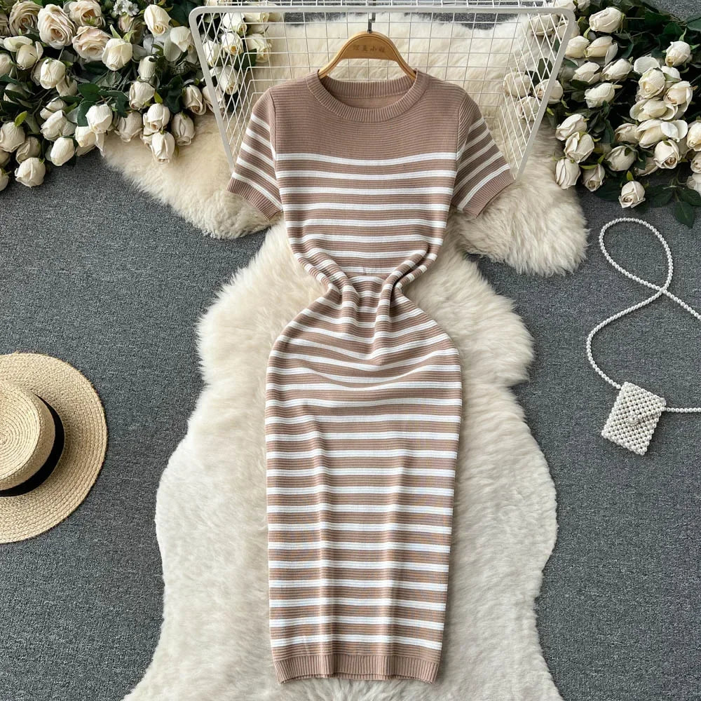 Vestido midi de rayas con cuello redondo y manga corta