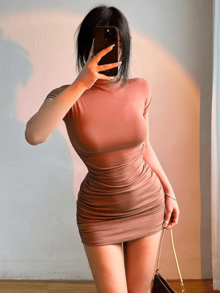 Minivestido ajustado con cuello alto y detalle plisado