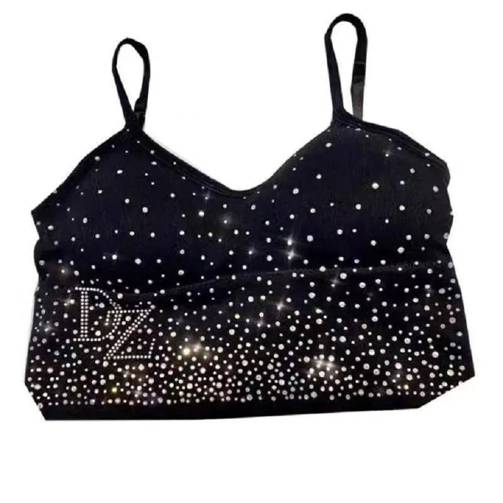 Top corto con brillos y tirantes finos – estilo deportivo y sexy