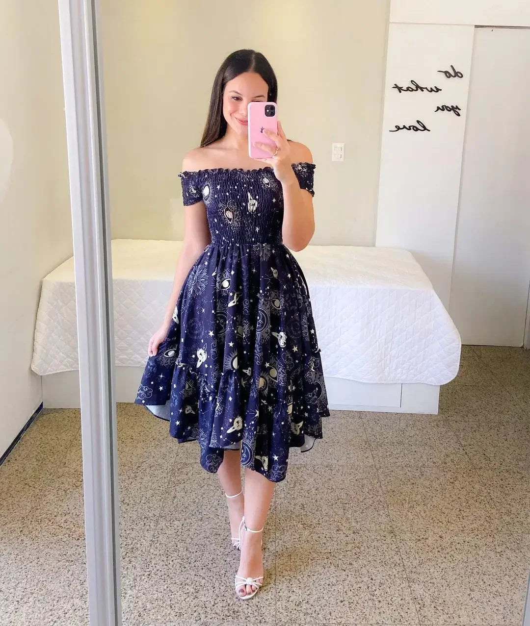 Vestido de verano con estampado floral y hombros descubiertos